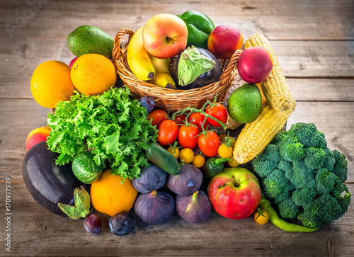 Fresh fruits and vegetables © Daniel Vincek
