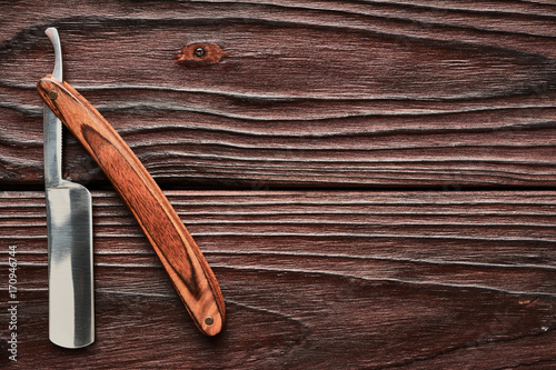 Poster Vintage barber shop straight razor tool on wooden background