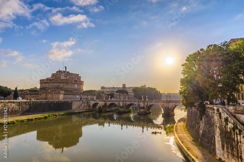 Plakat Rzym wschodu słońca miasta linia horyzontu przy Castel Sant Angelo i Tiber rzeką, Rzym (Roma), Włochy