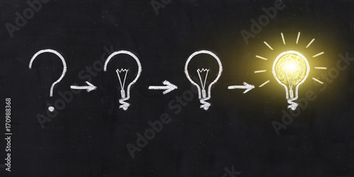 Fotografía Black and white light bulb using doodle art on chalkboard background