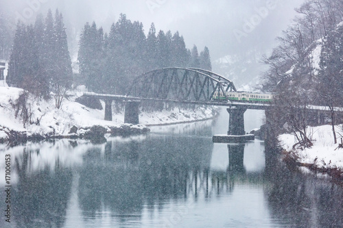 Cuadros en Lienzo Tren en paisaje de invierno nieve en el panorama del puente