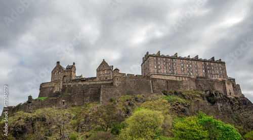 Plakat Widok na zamek w Edynburgu od centrum miasta w Szkocji