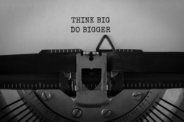 Aufkleber - Text Think Big Do Bigger typed on retro typewriter