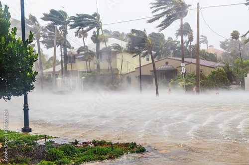 Plakat Huraganowa Irma i tropikalna burza przy fortem Lauderdale, Floryda.
