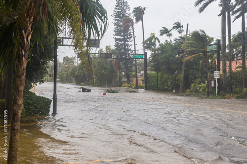 Plakat Huraganowa Irma i tropikalna burza przy fortem Lauderdale, Floryda.