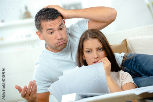 Fotografía young sad couplecalculating monthly expenses