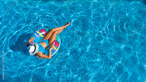 Zdjęcie XXL Powietrzny odgórny widok piękna dziewczyna w pływackim basenie od above, relaksuje pływanie na nadmuchiwanym ringowym pączku i zabawę w wodzie na rodzinnym wakacje