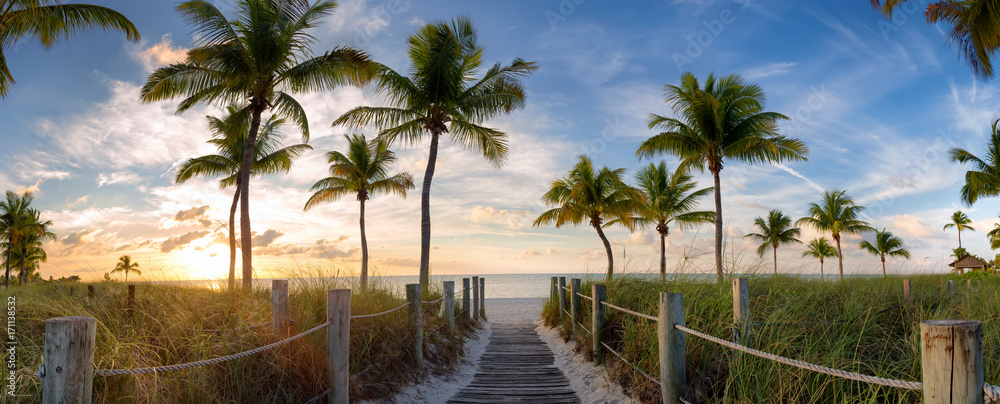 Panorama view of footbridge to the Smathers beach at sunrise - Key West, Florida. - obrazy, fototapety, plakaty 