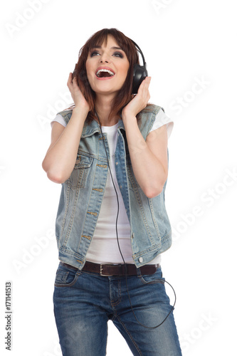 Plakat Młoda kobieta śpiewa w słuchawkach