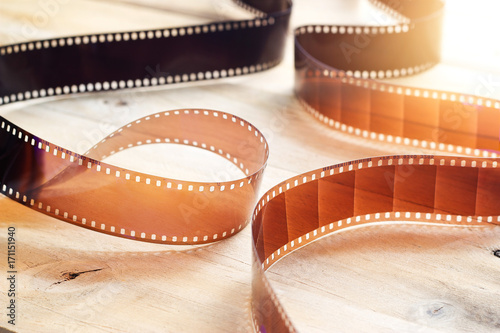tasmy-filmowe-na-drewnianym-tle-oswietlone-blaskiem-slonca