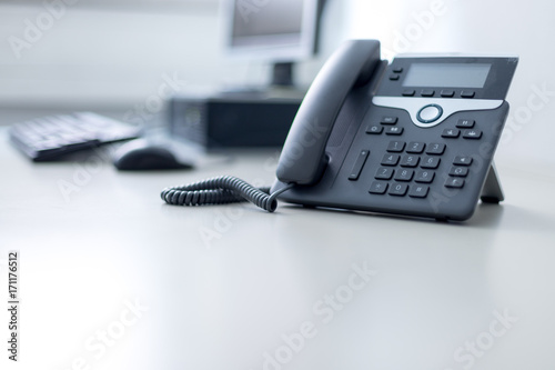Fotografía Arbeitsplatz mit Telefon, Computer im Hintergrund