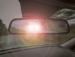 Autofahrer wird von folgendem PKW über den Rückspiegel innen geblendet - Driver is blinded by the following car through the rearview mirror 
