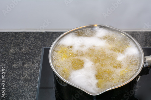 Pasta In Der Pfanne Kochen Kochendes Wasser Buy This Stock