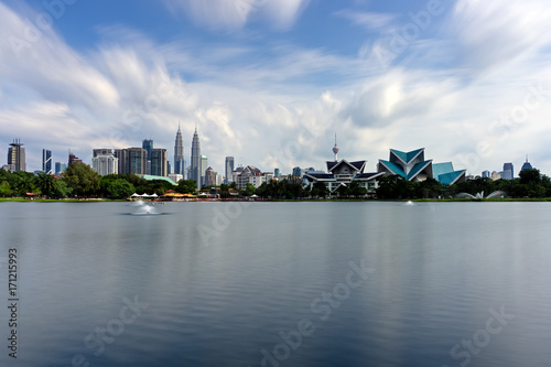 Obraz na plátne Long exposure of Kuala Lumpur skyline as seen from Taman Tasik Titiwangsa also known as Titiwangsa Lake Garden located in Kuala Lumpur, Malaysia
