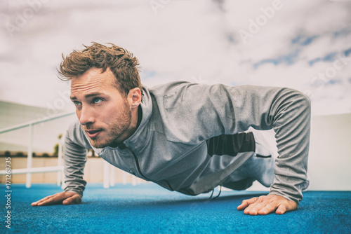 Fotografía Push-up exercise fitness man training arms muscles at outdoor gym
