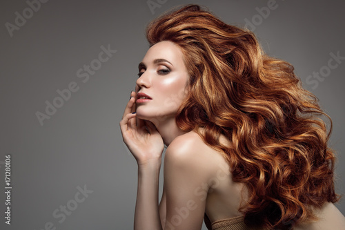 Fotografía Portrait of woman with long curly beautiful ginger hair.