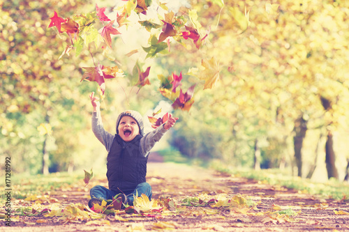 Zdjęcie XXL Śmiech chłopca na jesieni