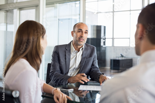 Financial advisor with clients Poster Mural XXL