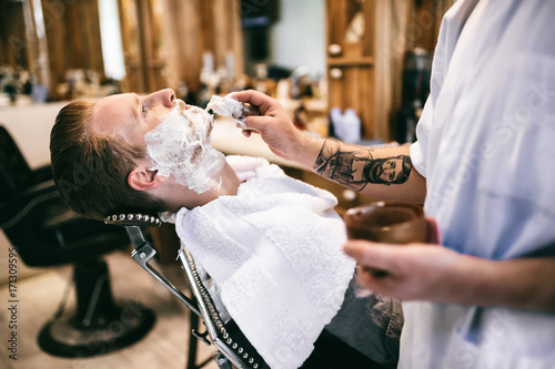Cuadros en Lienzo Hombre recibiendo tratamiento de barba de cabello