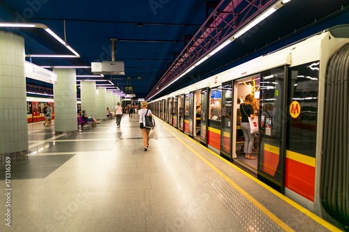 Zdjęcie XXL Warszawa, Polska - 2 sierpnia 2017: ruch na stacji metra.