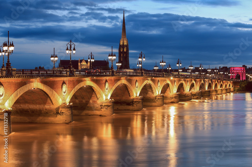 oswietlony-wieczorem-pont-de-pierreis-most-w-bordeaux