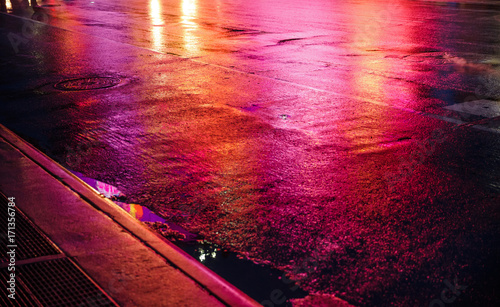 Plakat Ulice Nowego Jorku po deszczu z odbiciami na mokrym asfalcie