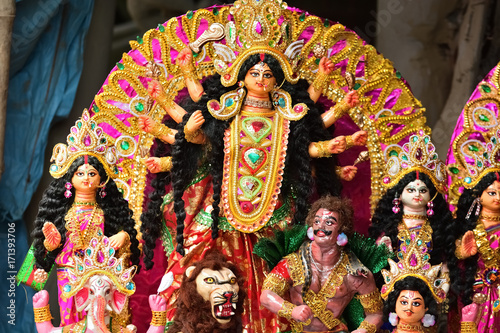 Plakat Bogini idole są przygotowywane z gliną przed festiwalem. Idolki powstają na festiwalu Durga Puja. Rzeźba bogini durga.
