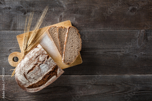 Cuadros en Lienzo Sliced baked bread on cutting board