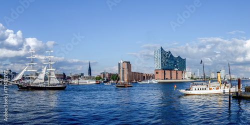 Cuadros en Lienzo Hamburg with panoramic view of the Elbphilharmonie and in the foreground sailing