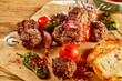 © exclusive-design - Seasoned meat skewers with vegetables and bread