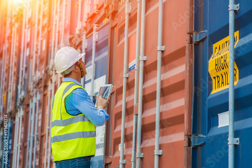 Fotomural Foreman control loading Containers box from Cargo freight ship for import export