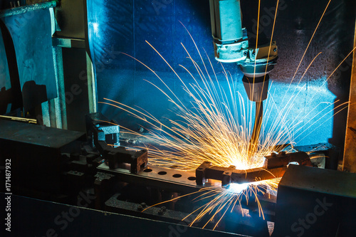 Cuadros en Lienzo Worker, welding in a car factory with sparks, manufacturing, industry
