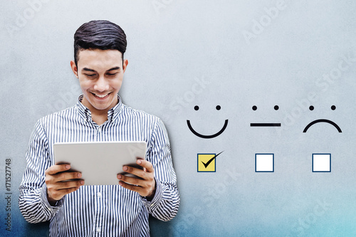Fotomural Customer Experience Concept, Happy Businessman holding digital Tablet with a che