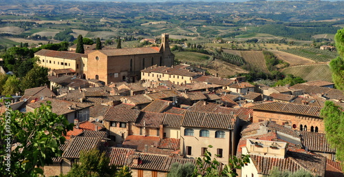 Fotografering Altstadt von San Gimignano mit der Landschaft der Toskana im Hintergrund