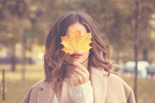 Zdjęcie XXL Piękna jesień kobieta z jesień liśćmi na spadek natury tle
