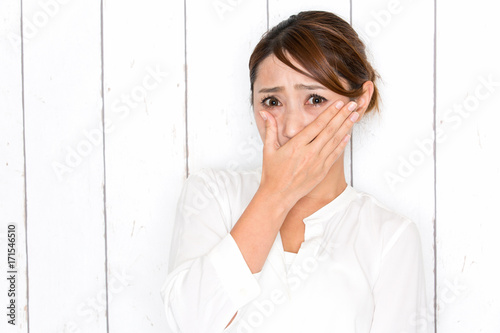 口をふさぐ女性 Stock 写真 Adobe Stock 口をふさぐ女性 Stock 写真 Adobe Stock