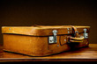 valigia antica chiusa traverso colore