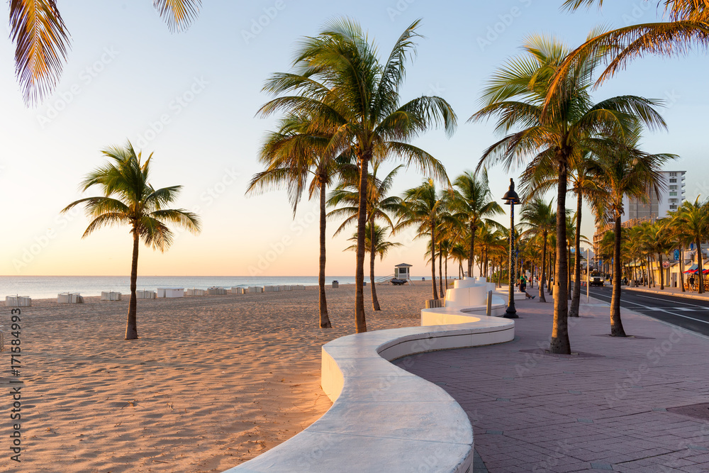 Sunrise at Fort Lauderdale Beach and promenade, Florida - obrazy, fototapety, plakaty 