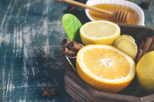 Fotografía tray with ingredients for making immunity boosting healthy vitamin drink On dar