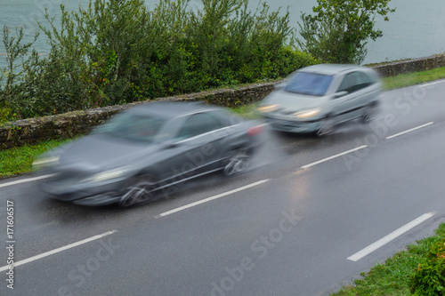 Fotomural Verkehrssicherheit Drängler bei nasser Fahrbahn auf der Landstraße - Road safety