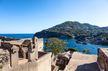 Vue sur le port de Forio depuis le château Aragonais d'Ischia, golfe de Naples, région de Campanie,Italie