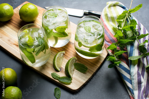 smaczne-mojito-z-mieta-i-limonka-stojace-na-desce
