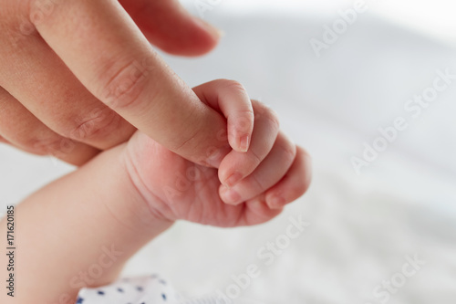 Zdjęcie XXL Dziecko ręka trzyma jego matki, zakończenie up