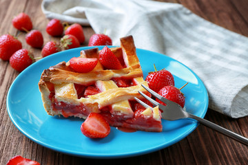 Wall Mural - Plate with delicious piece of strawberry pie on wooden table