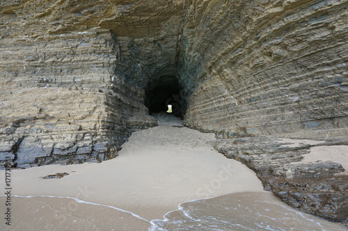 Zdjęcie XXL Tunel w skale na wybrzeżu, łączący plaże La Roche Percee z Turtle Bay, Bourail, Grande Terre, Nowa Kaledonia, południowy Pacyfik