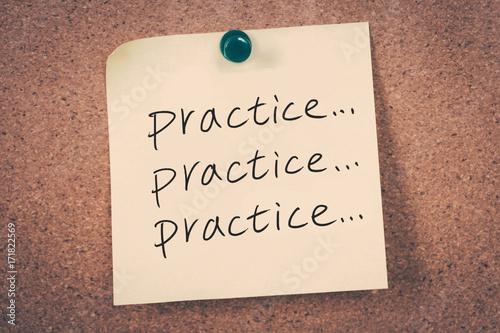 Fotomural practice concept reminder message on a cork board