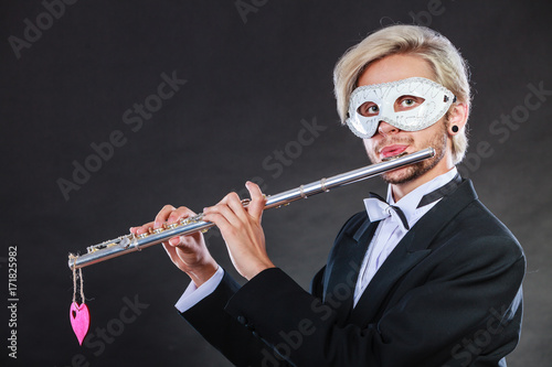 Plakat człowiek w karnawałowe maski gry flet