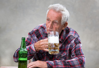 Wall Mural - Old man drinking beer