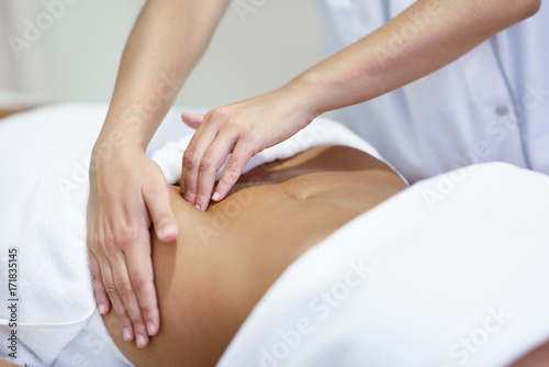 Plakat Kobieta odbiera brzuchu masaż w salonie spa