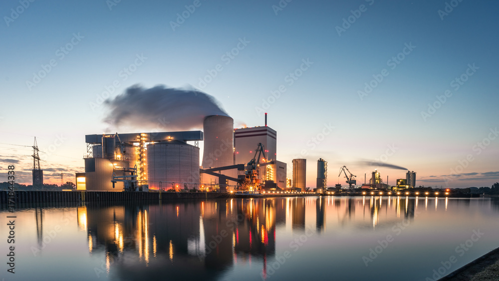 Lünen Kohlekraftwerk am Kanal beim Sonnenaufgang - obrazy, fototapety, plakaty 